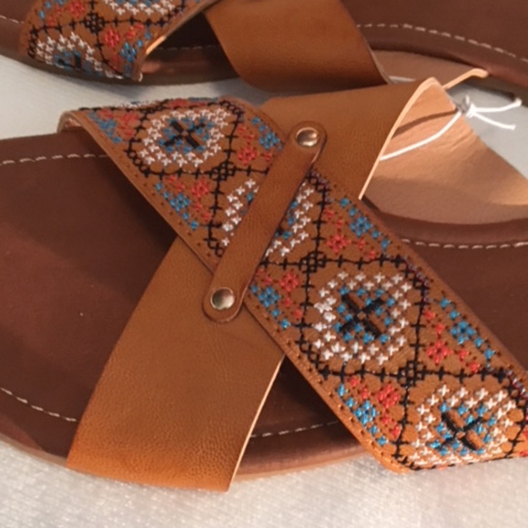 Ladies Embroidered Sandal - Picture 3 of 4